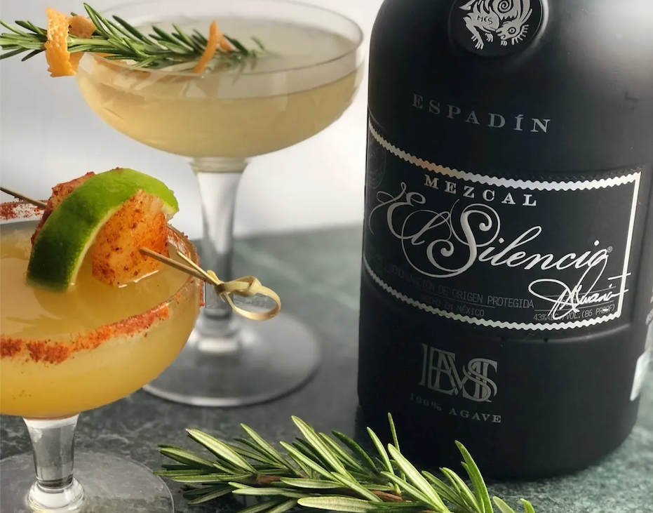 8 FOOD AND DRINK PAIRINGS EXPERTS SWEAR BY FOR A COZY WINTER NIGHT